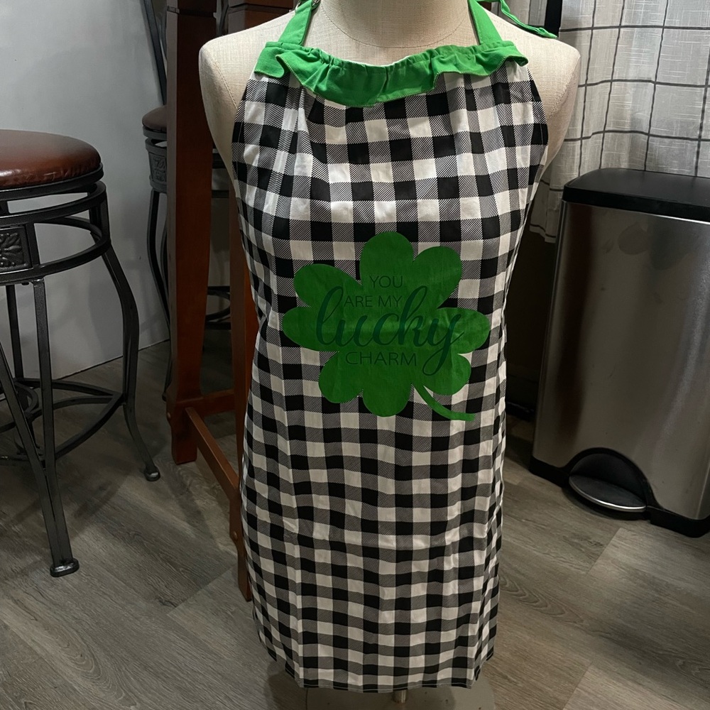 NWT St Patrick's Day Buffalo Black & White Plaid Apron